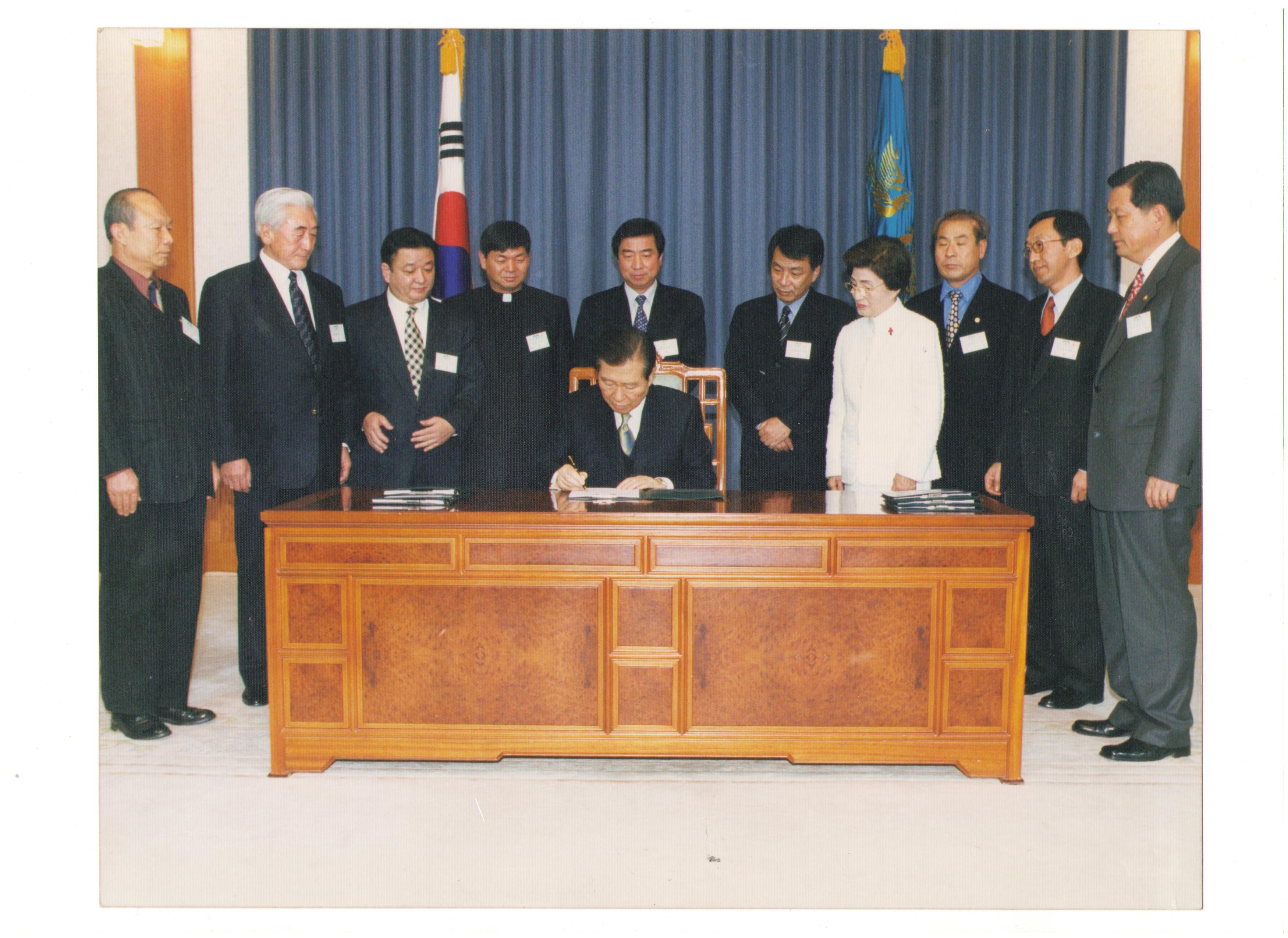 제주4.3특별법에 서명하는 김대중 대통령(2000.1.11)